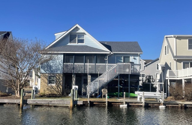 Waterfront Beach House in Fenwick, 3 Decks, Linens, Dock, Bikes, Kayaks, SUPs