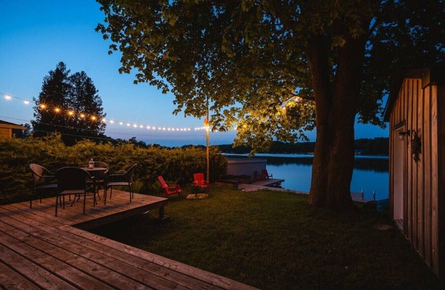 Waterfront Bliss: Firepit & BBQ Cottage R