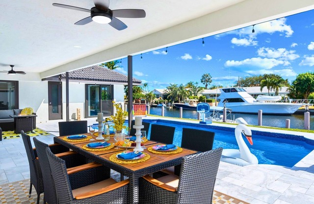 Waterfront | Boat Rental | Heated Pool | Games Room | Sleeps 8