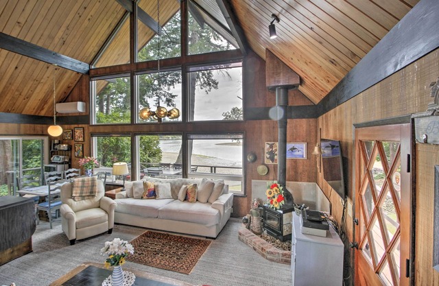 Waterfront Cabin w/Fire Pit in Gig Harbor!
