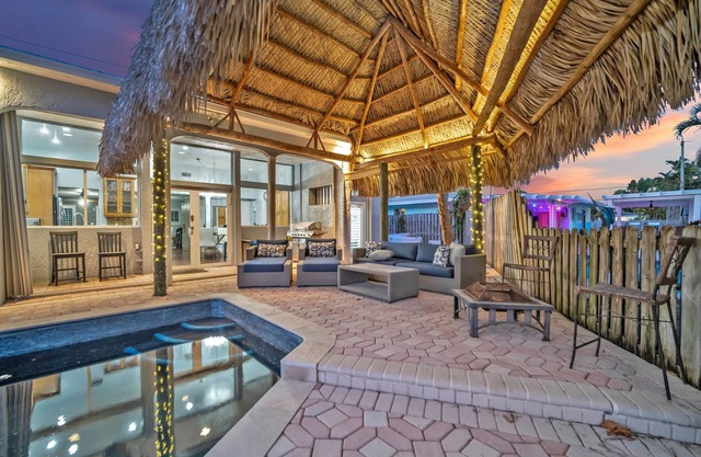 Waterfront Charming 5min to Beach 3/2.5, BBQ, Pool
