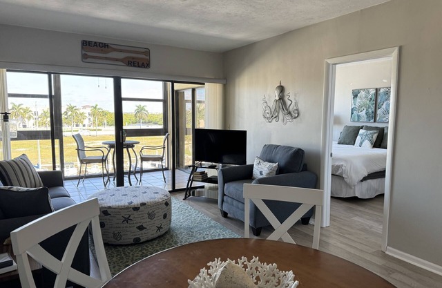 Waterfront Condo, minutes to downtown Old Naples