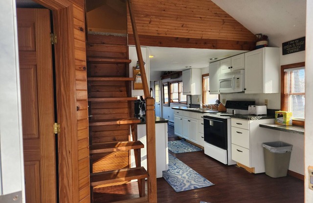 Waterfront Cottage - Hot Tub - Free kayaks & Canoes - Sleeps 6 - Pets Welcome!