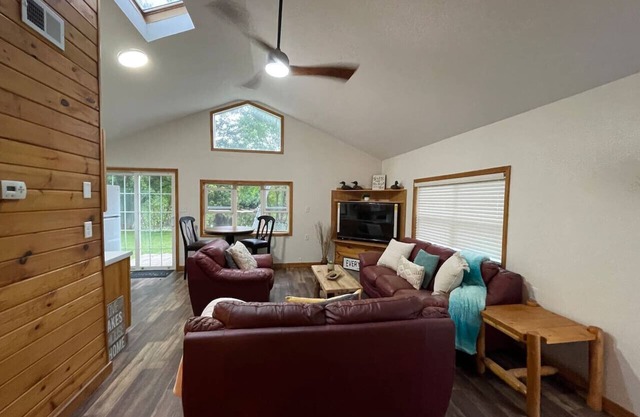Waterfront cottage. Legacy farm Retreat.