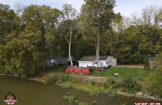 Waterfront Cottage with Hot Tub! Sleeps 6, Free Kayaks, Bikes & Hiking Trail!
