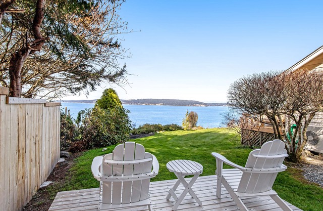 Waterfront Cottage with High-Speed WiFi, Ocean View, Private Deck, & Kitchenette