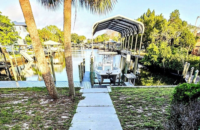 Waterfront Crystal River, 2/2 fits, 8