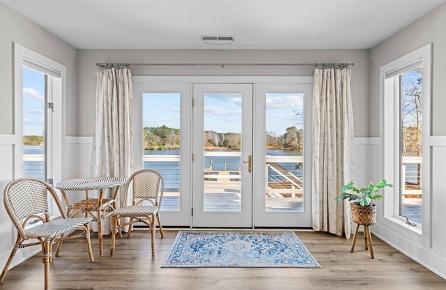 Waterfront, Dock, 4-bedroom house in delightful Oriental with AC, WiFi