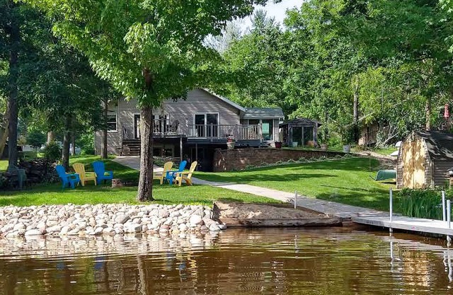 Waterfront getaway with sandy beach on Lake Morris - a 163-acre 5 lake chain.