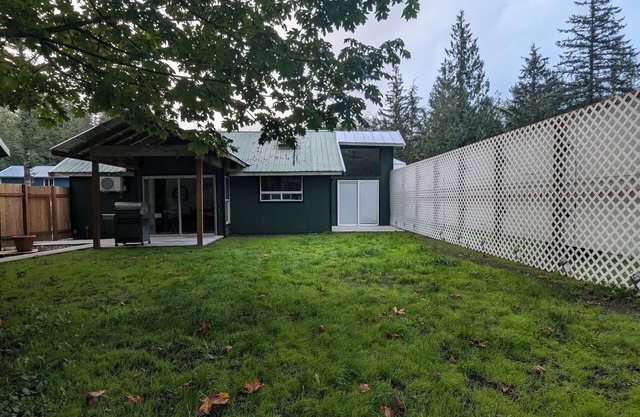 Waterfront guest house nwith WiFi, AC, Hot tub, Sauna.nPet friendly.