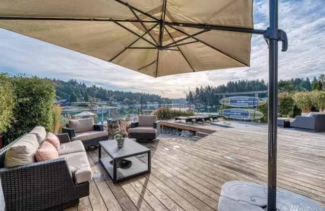 Waterfront high end home-dock, hot tub funnn