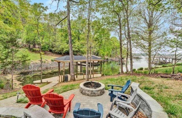 WATERFRONT HOME! Sleeps 10! Come Visit 'Friendship Cove'!