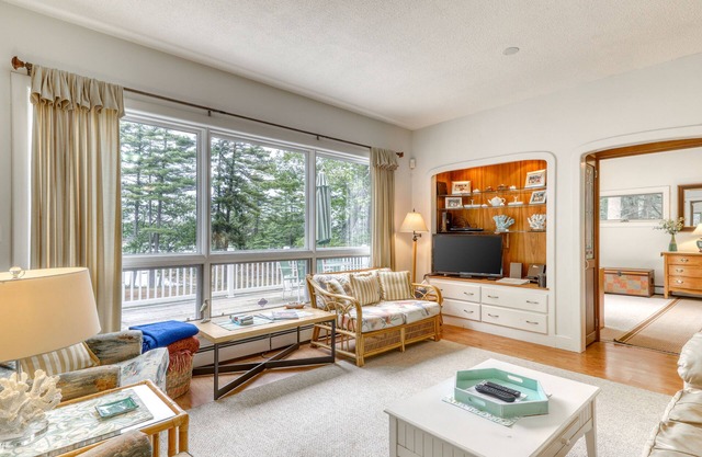 Waterfront home w/gorgeous views, river access, firepit & large backyard