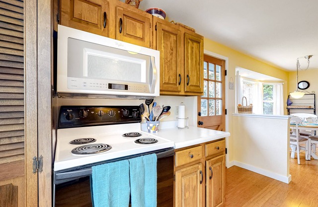 Waterfront Home w/Gorgeous Ocean View, Deck, Fireplace, WiFi - Walk to Beach