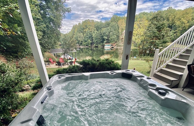 WATERFRONT HOT TUB, FIRE PIT, THEATER/GAMEROOM, WIFI, KAYAKS, MULTI FAMILY