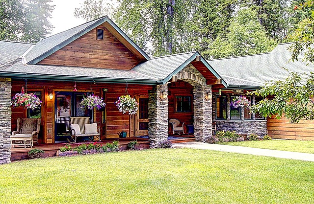 Waterfront in Montana! Bigfork & Glacier Nat. Park! Book Summer 2025 Now!