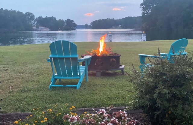 Waterfront Lake Greenwood. King beds. Hot tub. Pellet grill