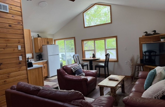 Waterfront legacy farm cottage house with WiFi, AC in lovely Eau Claire