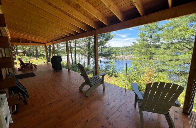 Waterfront Lodge - Firepit, Bunkie, Watercrafts, BBQ