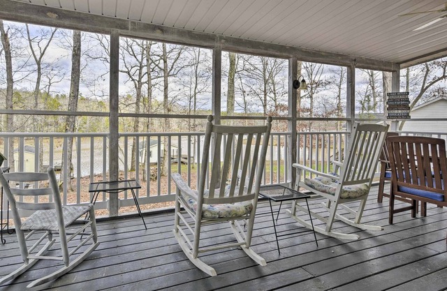 Waterfront Lodge on Lake Gaston: Swim + Fish!