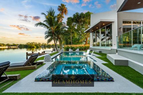 Waterfront Luxury Villa - Glamhomes