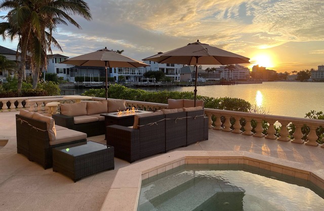 Waterfront Mansion Luxury House. Hot Tub and Pool. Perfect Family Gathering.