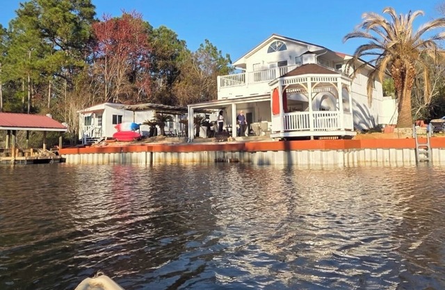 Waterfront Mediterranean 5-bedroom house, WiFi & AC in charming Milton/Pensacola