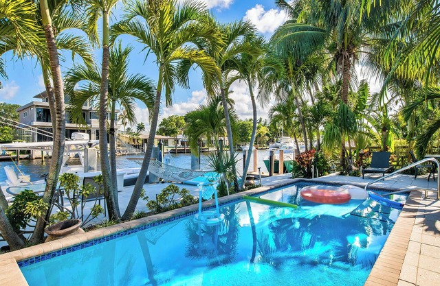 Waterfront Oasis - Saltwater Pool - Kayaks - Minutes to Fort Lauderdale Beach!