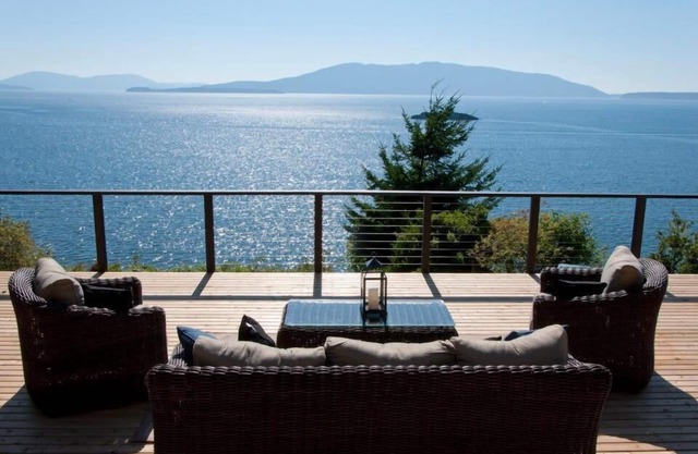 Waterfront Panoramic View Of San Juans And Huge Gourmet Kitchen