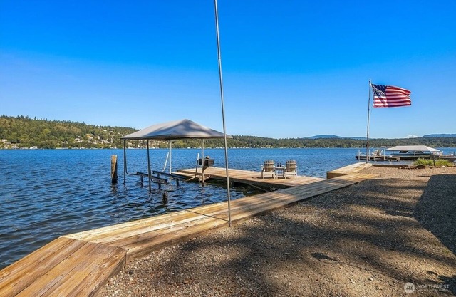 Waterfront-Petit Studio on Lake Sammamish near Microsoft with Hot Tub