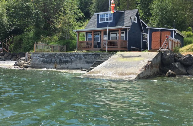 Waterfront Puget Sound cabin, minutes from Bainbridge Ferry to downtown Seattle