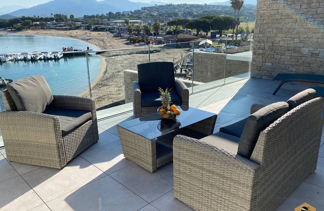 Waterfront terrace apartment in PORTICCIO