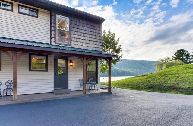 Waterfront Townhouse with Dock and Well-Appointed Deck - Close to Skiing