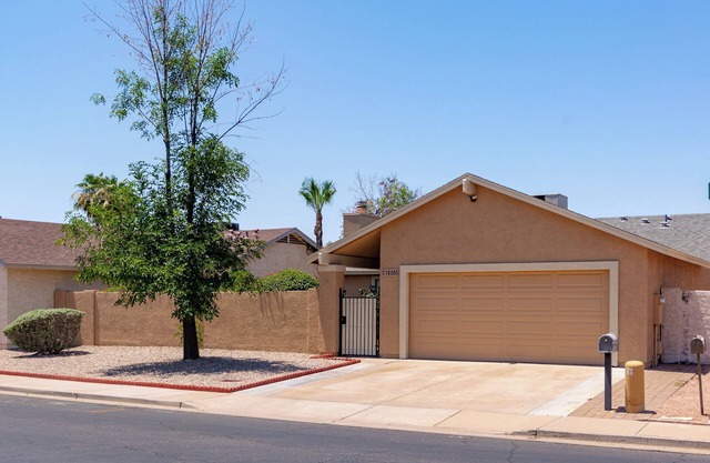 Waterfront Vacation Home Executive Rental-peaceful residential LAKE neighborhood