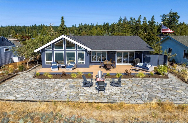 Waterfront View Retreat on Swinomish Channel – 2BR + Den - 30 Day Stay Min