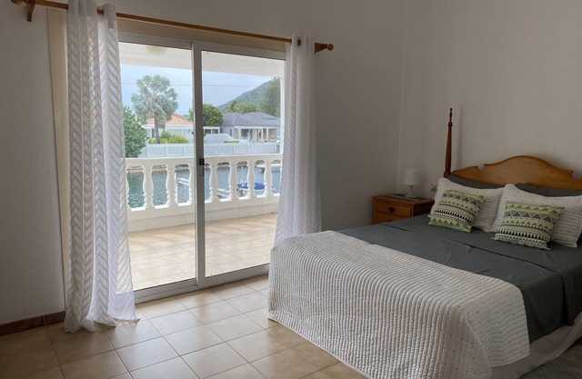 Waterfront Villa -5 minute walk to the North Beach on the North Finger