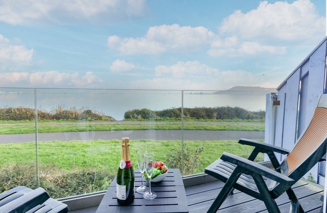 WATERS EDGE, pet friendly, with a garden in Wyke Regis