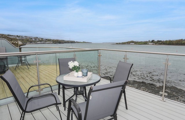 WATERS EDGE (YMYL Y DWR), family friendly in Y Felinheli
