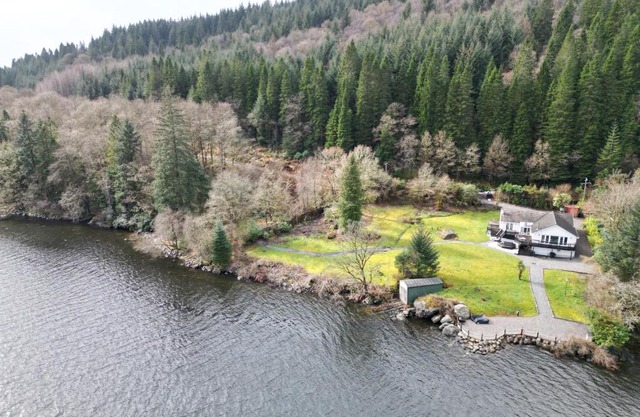 WATERSIDE 3 BED COTTAGE, HOT TUB, SAUNA, PVT BEACH