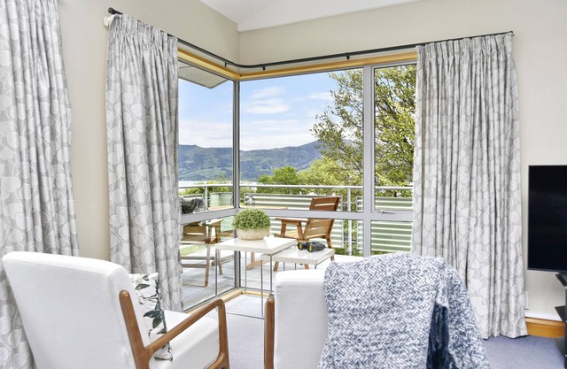 Watson St - Peaceful Akaroa Retreat