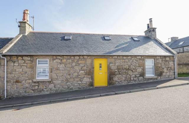 WEE WICKIE, pet friendly, character holiday cottage in Lossiemouth