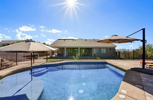 WEEKLY & MONTHLY DISCOUNTS! Resort Style Executive Home On 1.25 Acres