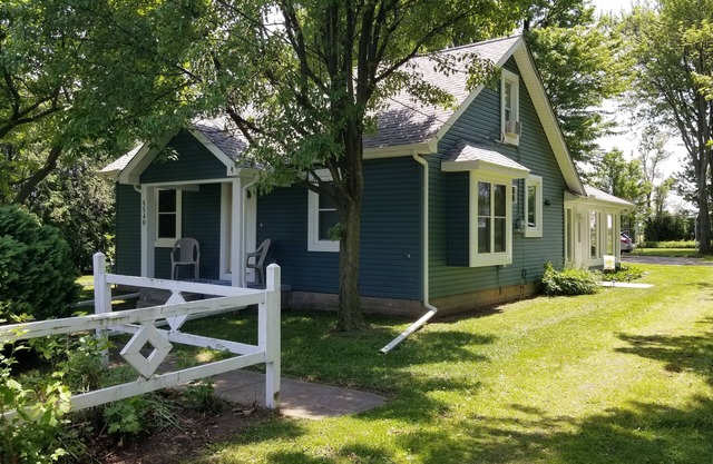 Welcome to Lenny's Lodge; a cozy home nestled into a thriving community.