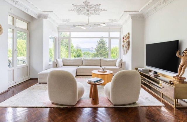 Welcome to our spacious bright 3 bedroom home with gorgeous views! Situated on the 2nd floor