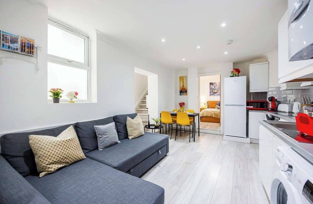Welcome to Plotseeker's 3 Bed 3 Bathroom Flat in Kensington A