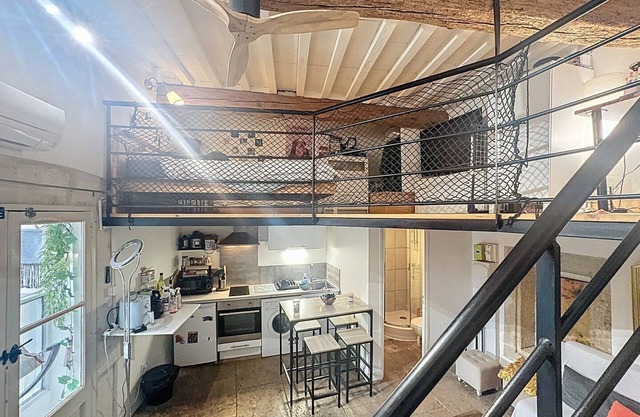 Welcome to the charming mezzanine studio