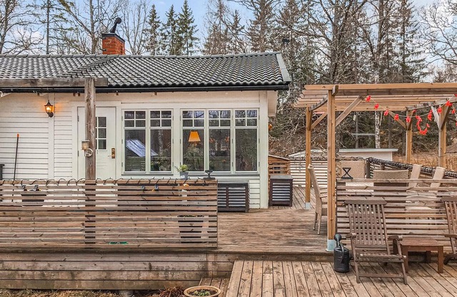 Welcome to this inviting cottage in a wonderful location on the lake.