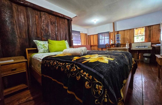 Welcoming 1-bedroom rustic cottage in Hopkins Village