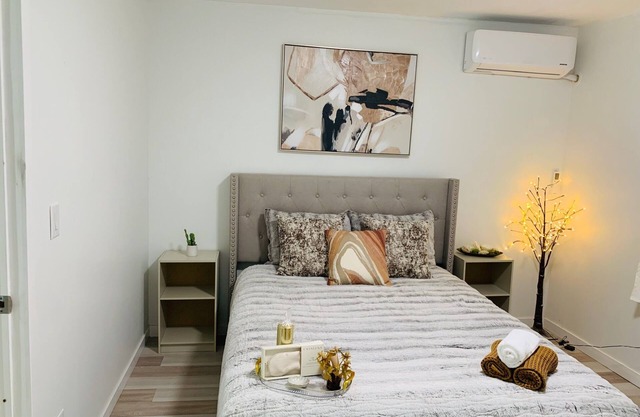 Welcoming 2-bedroom apartment with AC in vibrant Seattle