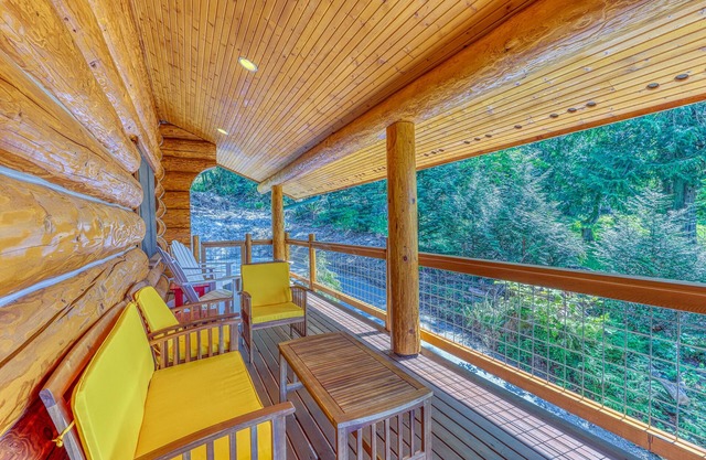 Welcoming cabin with WiFi, cable, full kitchen, decks & BBQ